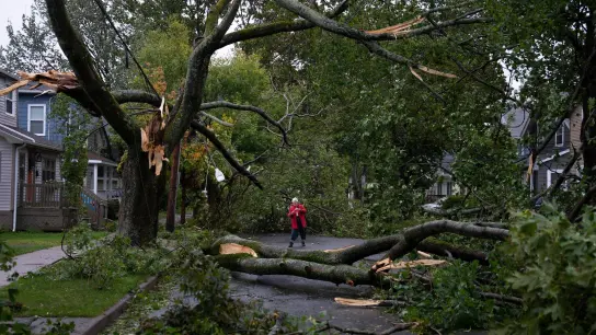 Eine Frau begutachtet die Schäden in ihrer Straße in Halifax, nachdem der Tropensturm „Fiona“ über die Maritimes hinweggezogen ist. (Foto: Darren Calabrese/Canadian Press via ZUMA Press/dpa)