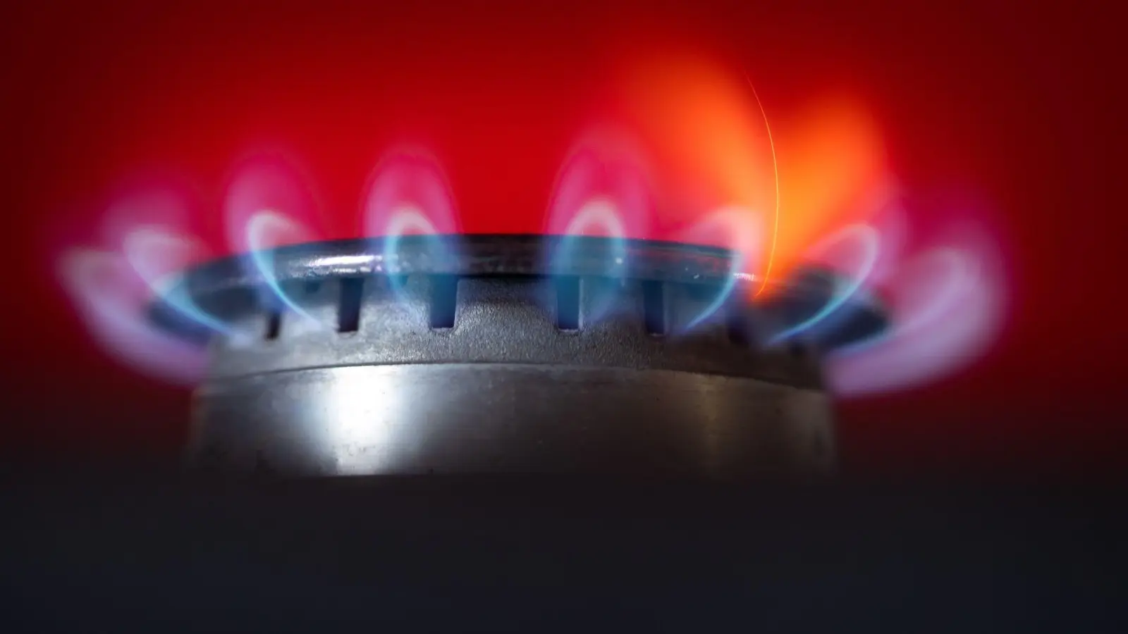 Gas- und Stromtarife zu vergleichen, bedeutet Aufwand. Wechselservices wollen Verbrauchern diese Arbeit erleichtern. „Stiftung Warentest Finanzen“ (Ausgabe 9/2025) hat neun Dienstleister getestet. (Foto: Frank Rumpenhorst/dpa/dpa-tmn)