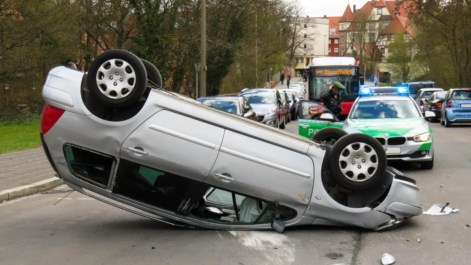 Nach einem Unfall ist einiges zu klären und zu beachten. (Foto: Pixabay)