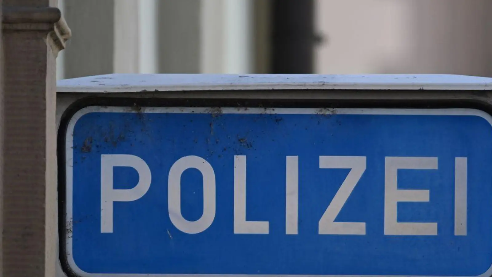 Ein Schild mit der Aufschrift Polizei vor einer Polizeiwache. (Foto: Bernd Weißbrod/dpa/Symbolbild)