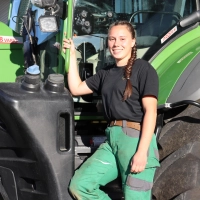 Lena Schumann fühlt sich wohl bei den großen Maschinen. Bei der Berufswahl folgte sie einfach ihrem Können und ihren Interessen. (Foto: Antonia Müller)