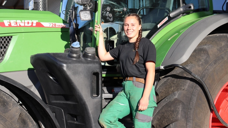 Lena Schumann fühlt sich wohl bei den großen Maschinen. Bei der Berufswahl folgte sie einfach ihrem Können und ihren Interessen. (Foto: Antonia Müller)