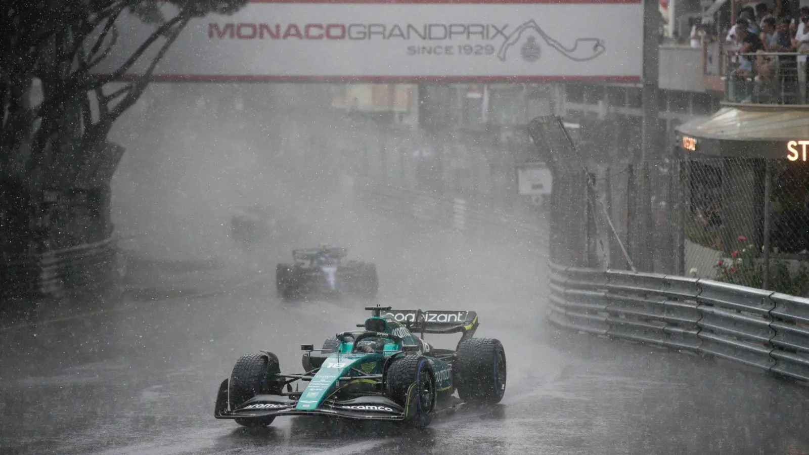 Starker Regen sorgte in Monaco für Verzögerung. (Foto: Daniel Cole/AP/dpa)