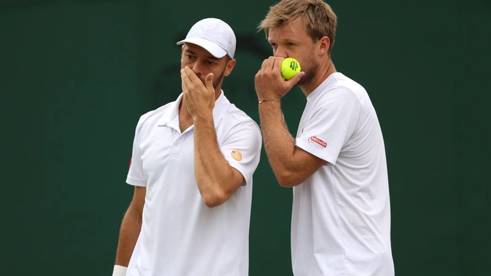 Tim Pütz (l) und Kevin Krawietz stehen im Wimbledon-Halbfinale (Foto: Bradley Collyer/PA Wire/dpa)