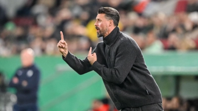 Sandro Wagner will gegen Dortmund die dritte Augsburger Niederlage der Woche vermeiden.  (Foto: Harry Langer/dpa)