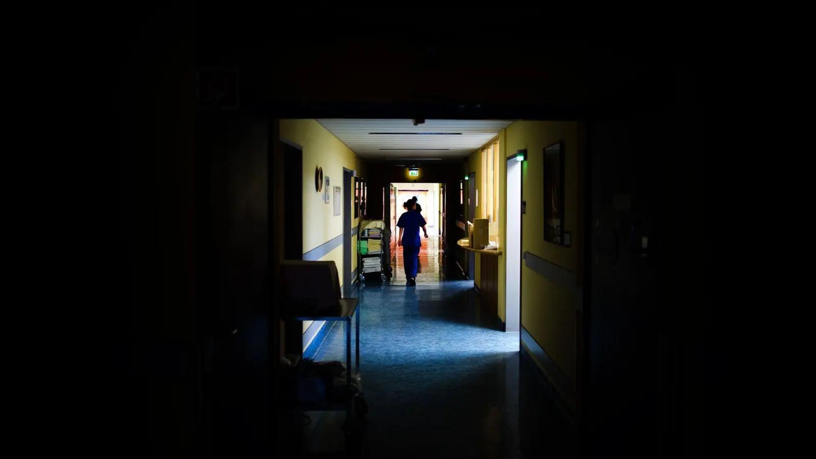 Ob durch die Zeitumstellung die verlorene Stunde hinten dran gehängt werden muss, hängt davon ab, was im Tarifvertrag oder in einer Betriebsvereinbarung steht. (Foto: Arno Burgi/dpa-Zentralbild/dpa-tmn)