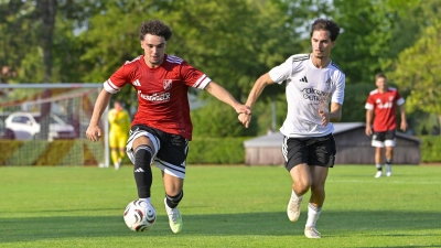 Lionel Ramon Jardon (links, hier gegen den Bucher Eren Baysal) hatte noch die besten Möglichkeiten für Neuendettelsau, für einen Traffer bei der SG Quelle reichte es jedoch nicht. (Foto: Martin Rügner)