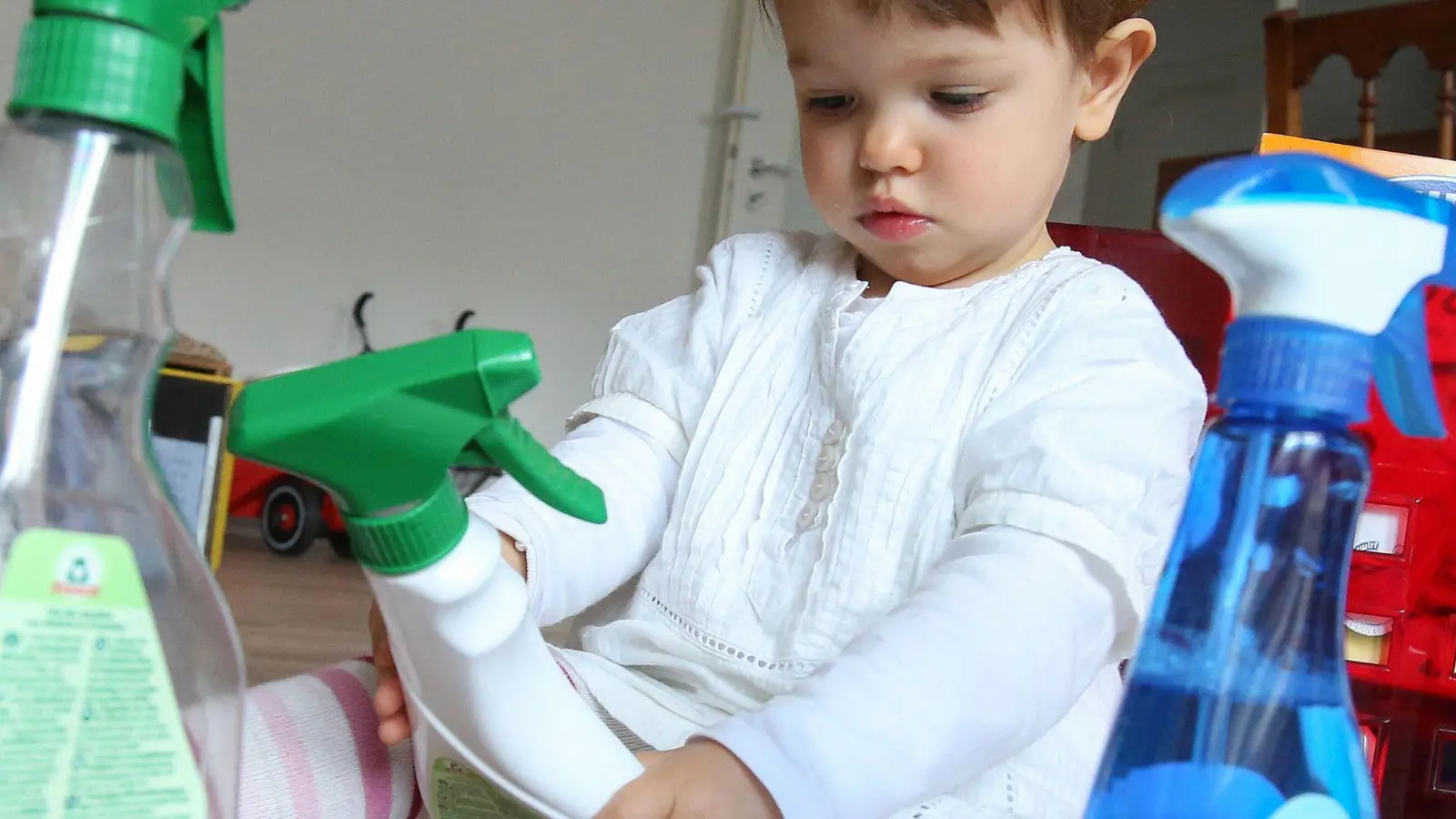 Hat das Kind Putzmittel zu sich genommen, ist ein Anruf beim Giftnotruf sinnvoll, um Profis die Situation einschätzen zu lassen. (Foto: Bodo Marks/dpa-tmn)