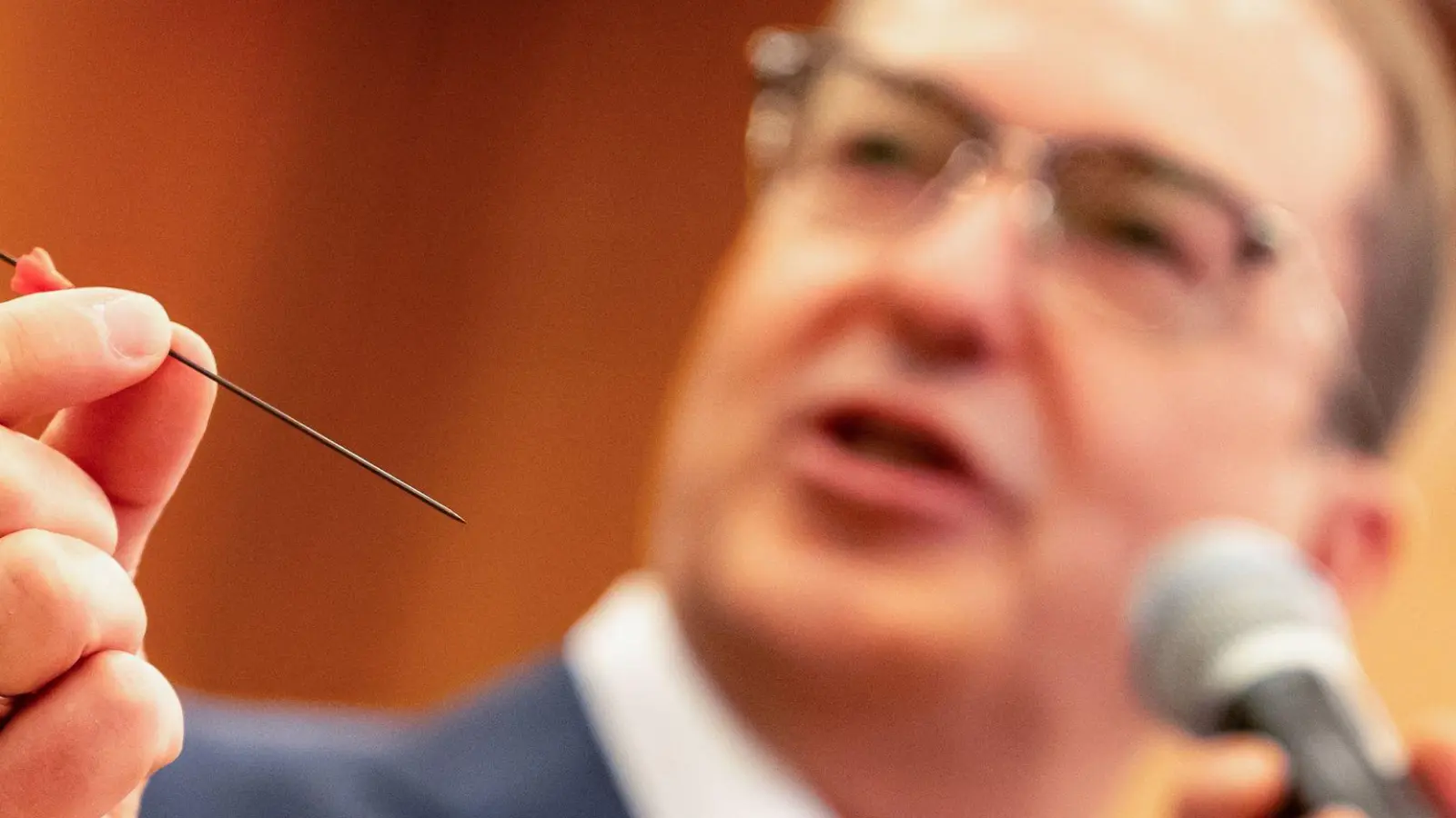 Dobrindt warnt vor der Gefahr der Waffe.  (Foto: Michael Kappeler/dpa)