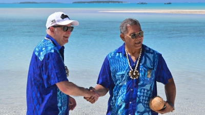 Australiens Premier Anthony Albanese (l.) und Kausea Natano, Premierminister von Tuvalu, beim  Pazifik-Insel-Forum in Aitutaki. (Foto: Mick Tsikas/AAPIMAGE/AP/dpa)