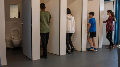 Bei der Sanierung der Toilettenanlage an der Sägefeldschule wurde die Geschlechtertrennung aufgehoben. (Foto: Stefan Puchner/dpa)
