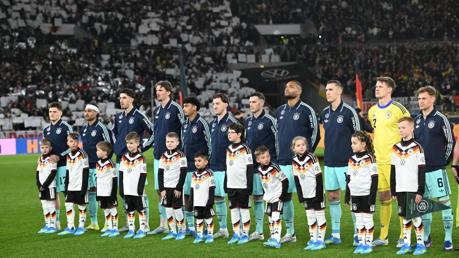 Die Fußball-Nationalmannschaft steht vor dem Spiel gegen Ghana auf dem Platz.  (Foto: Federico Gambarini/dpa)