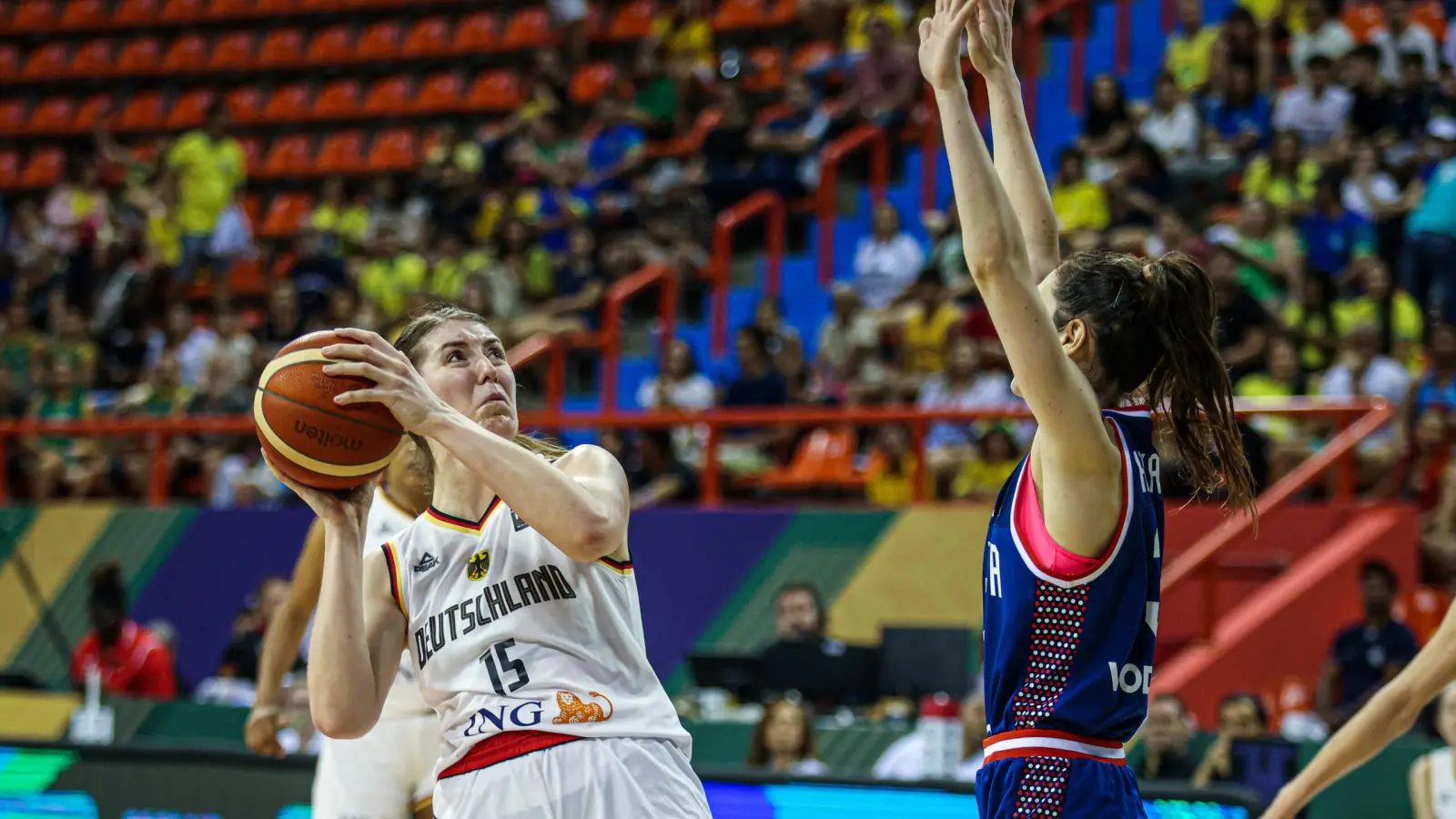 War bis zu ihrer Verletzung präsent: Luisa Geiselsöder (links) hat gegen Serbien den Korb im Blick. (Foto: DBB/FIBA)