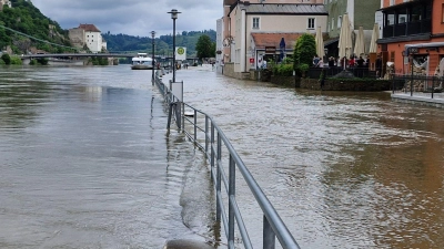 Eine Uferstraße ist vom Hochwasser überschwemmt. (Foto: Markus Zechbauer/Zema Medien/dpa)