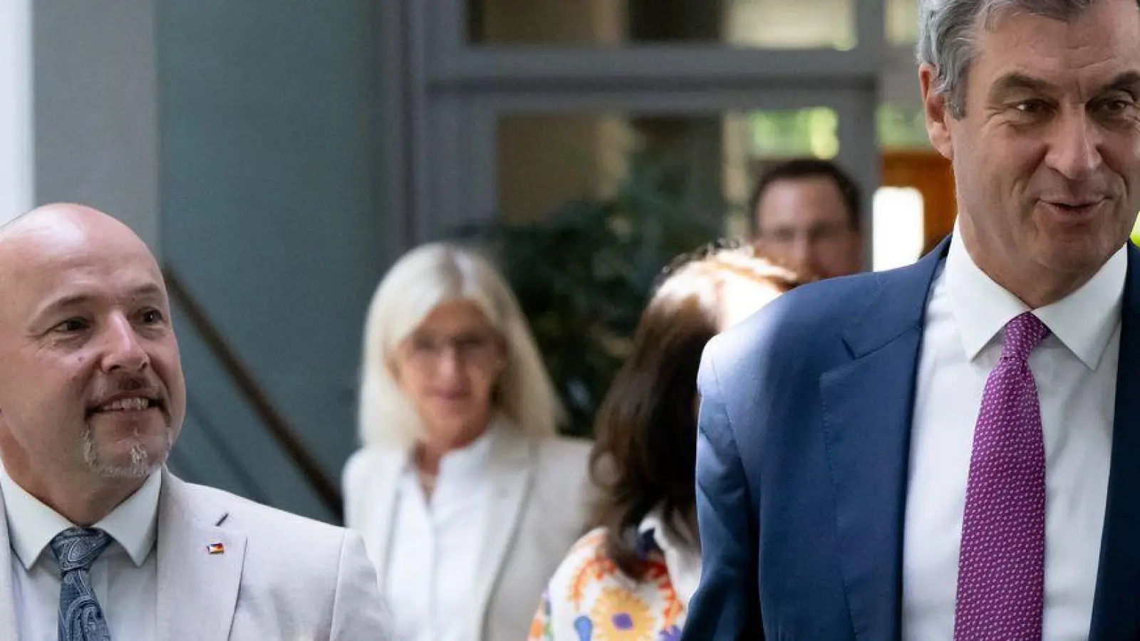CSU-Chef Söder (Mitte) und Landesgruppenchef Hoffmann (links) sind gegen ein Ende der deutschen Grenzkontrollen.  (Foto: Sven Hoppe/dpa)