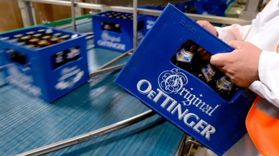 Produktion in der Oettinger Brauerei in Braunschweig. Derzeit ruht die Produktion wegen eines Warnstreiks. (Archivbild) (Foto: Peter Steffen/dpa)