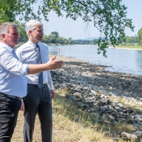 Bayerns Verkehrsminister Christian Bernreiter (l, CSU) will die Donau rasch weiter ausbaggern, um die Binnenschifffahrt auch bei Niedrigwasser länger zu ermöglichen. (Archivbild) (Foto: Armin Weigel/dpa)