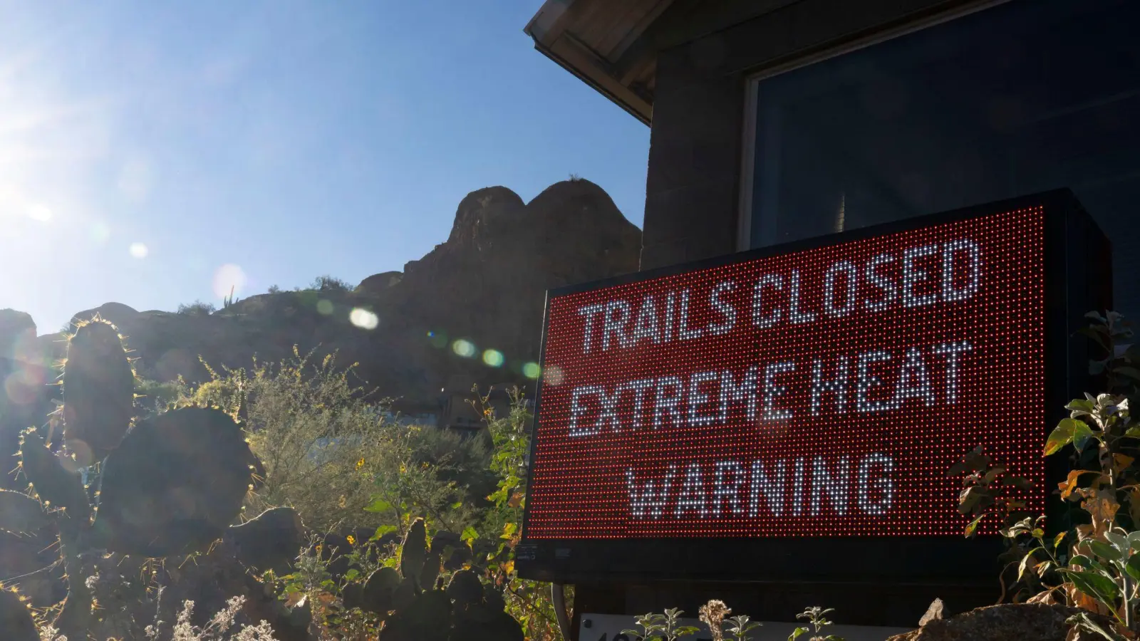 Wegen Hitze geschlossen: Im US-Bundesstaat Arizona klettern die Temperaturen auf Rekordwerte, die Menschen und Tieren schnell zu schaffen machen kann. (Foto: Rebecca Noble/FR172322 AP/AP/dpa)