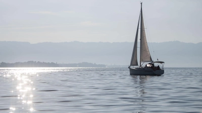 Nach einer tödlichen Kollision auf dem Bodensee kommt auf einen Motorbootfahrer ein zweiter Prozess zu. (Symbolbild) (Foto: Marijan Murat/dpa)