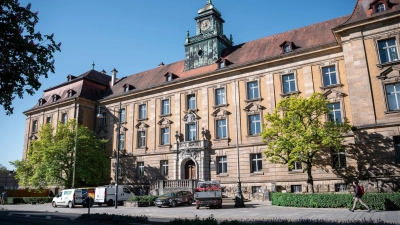 Der Angeklagte soll in Bayern einen Überfall und in Baden-Württemberg einen Einbruch begangen haben. (Symbolbild)  (Foto: Daniel Vogl/dpa)