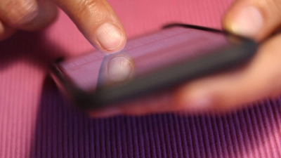Auch private Nachrichten können unter Umständen Folgen für den Job haben. (Foto: Karl-Josef Hildenbrand/dpa/dpa-tmn)