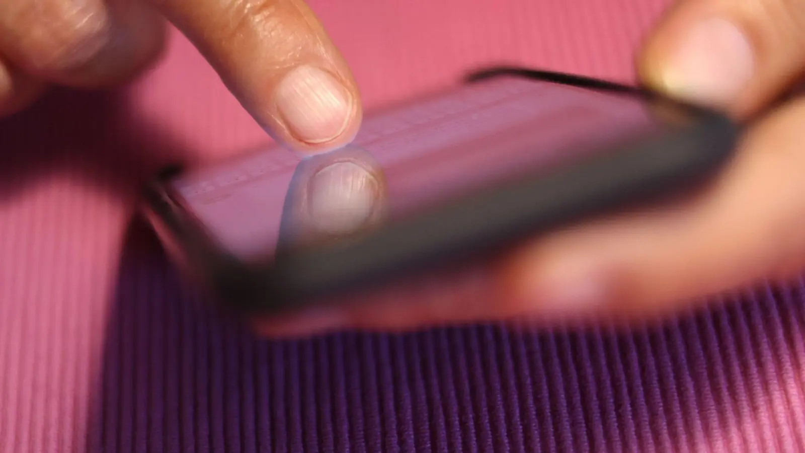 Auch private Nachrichten können unter Umständen Folgen für den Job haben. (Foto: Karl-Josef Hildenbrand/dpa/dpa-tmn)
