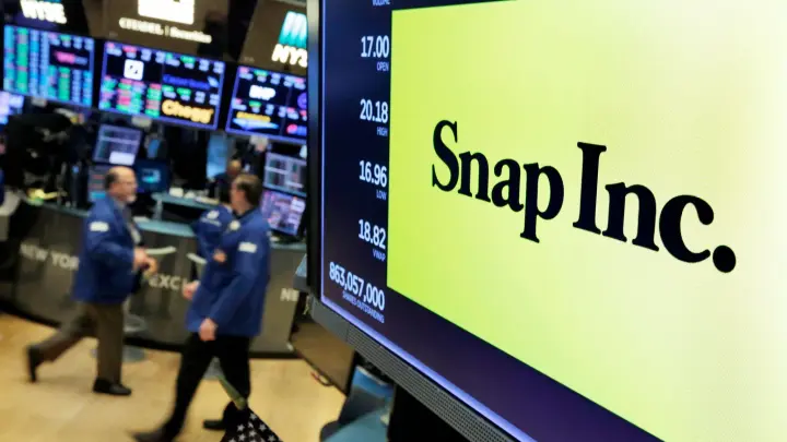 Das Logo von Snap Inc. ist auf einem Monitor des New York Stock Exchange zu sehen. (Foto: Richard Drew/AP/dpa)