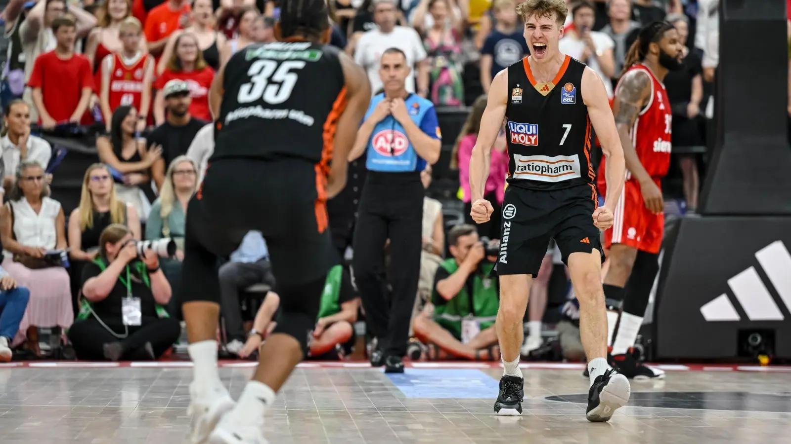 Ulmer Jubel: Dem Meister von 2023 fehlt nur noch ein Sieg zum erneuten Titel. (Foto: Harry Langer/dpa)