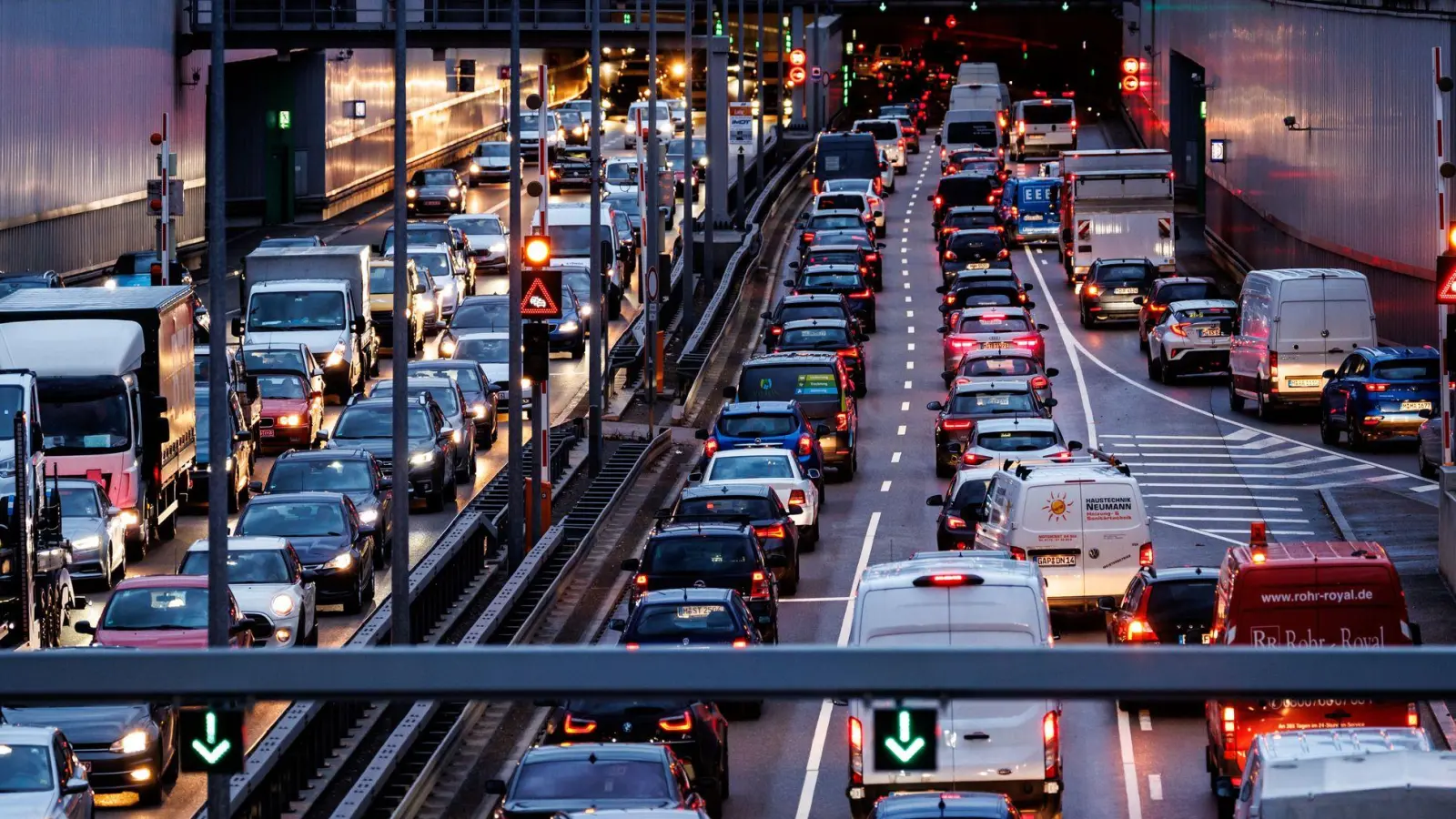 Berufsverkehr in München. Tagtäglich fährt die Bevölkerung einer Großstadt von außerhalb zum Arbeiten in die bayerische Landeshauptstadt. (Symbolbild)  (Foto: Matthias Balk/dpa)