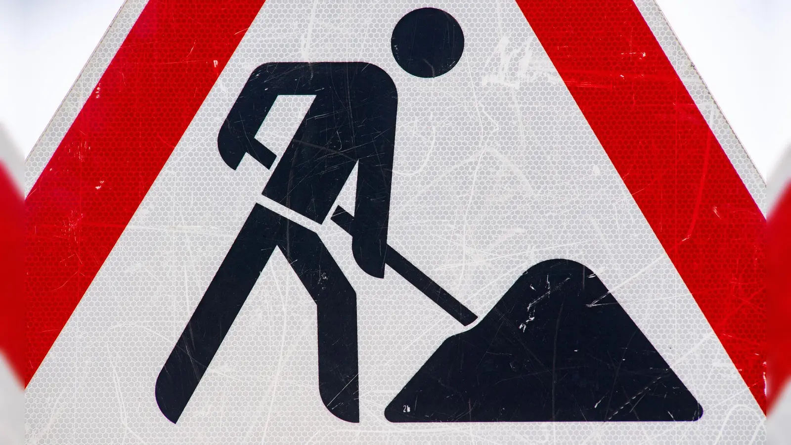 Mehr Geld für Straßen und Brücken stößt auf große Zustimmung in Deutschland. (Symbolbild) (Foto: Stefan Sauer/dpa)