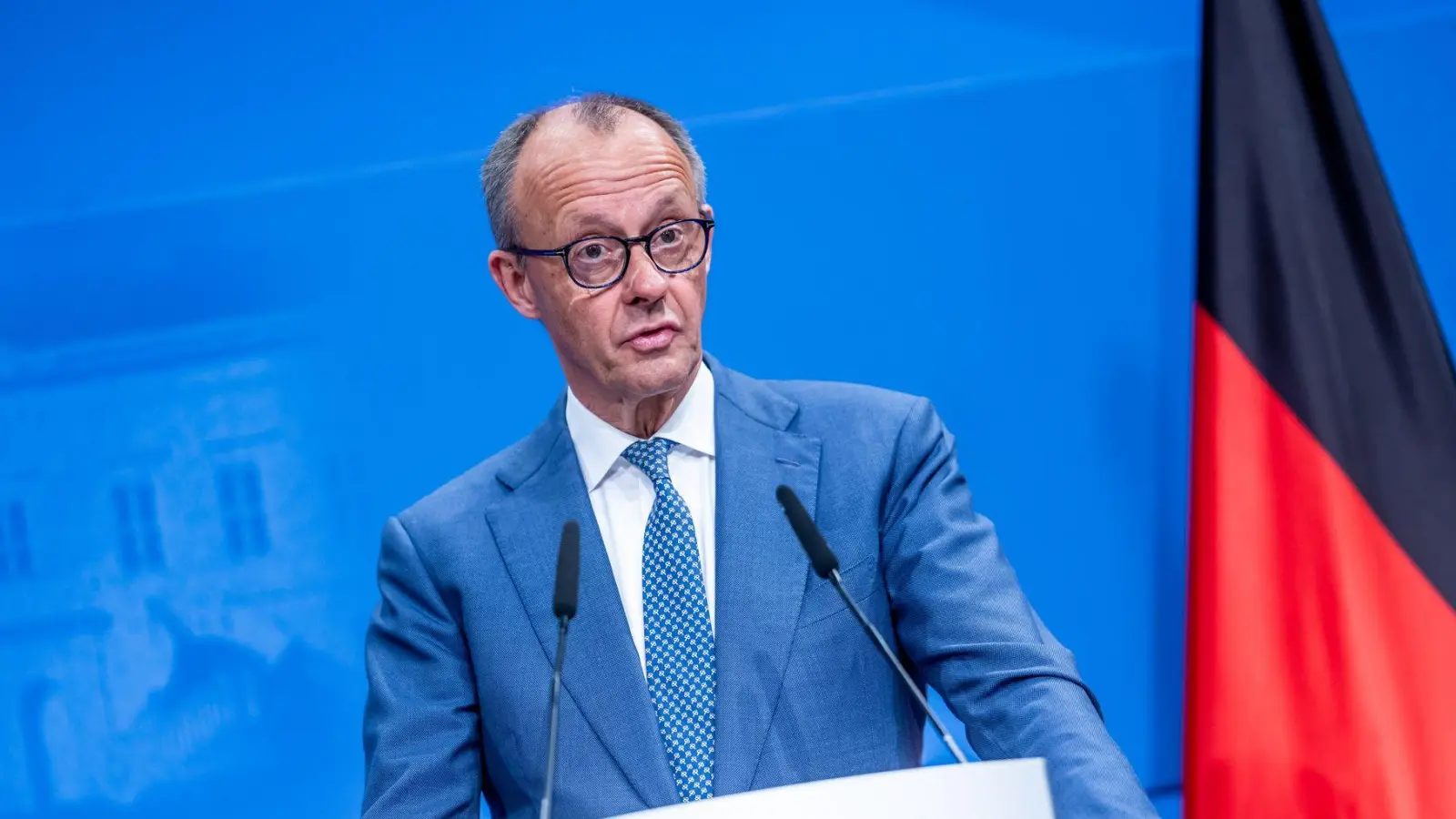 Bundeskanzler Merz lässt offen, wie er einem möglichen Treibstoffmangel begegnen will. (Foto: Michael Kappeler/dpa)