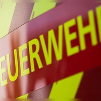 Feuerwehrleute verhindern ein weiteres Ausbreiten der Flammen. (Symbolbild) (Foto: Marijan Murat/dpa)