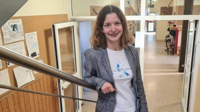 Die alte Holztreppe in der Ipsheimer Grundschule kennt Marie Ohrner aus Kindertagen. Heute leitet sie die Einrichtung. (Foto: Anna Franck)