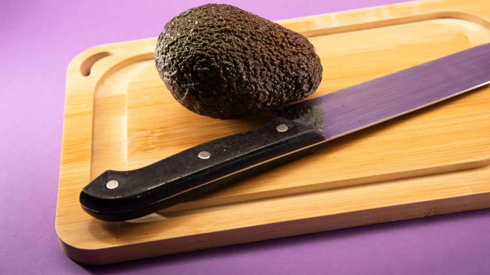 Wie schneidet man eine Avocado richtig? (Foto: Christin Klose/dpa-tmn)