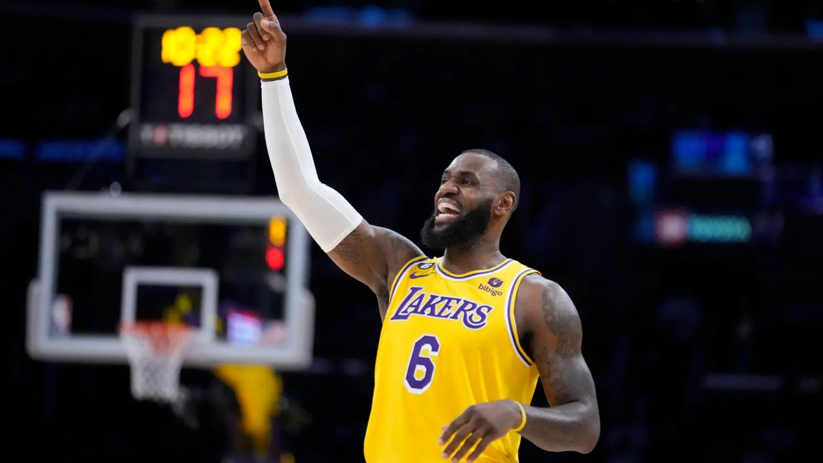 Basketball-Superstar LeBron James spielt auch nächste Saison bei den Lakers. (Foto: Marcio Jose Sanchez/AP/dpa)