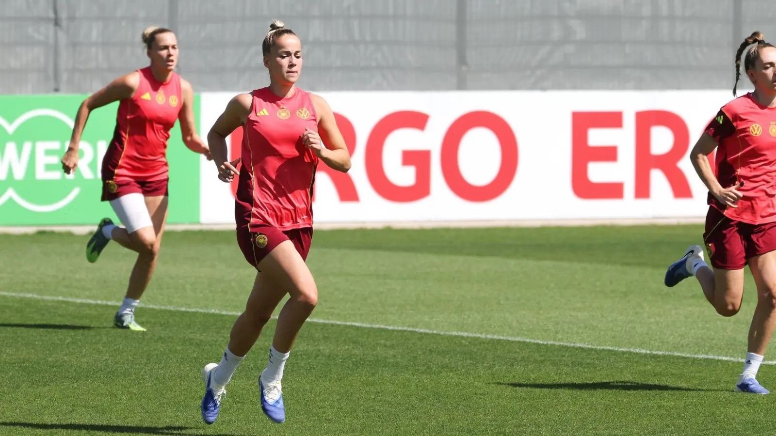 Fußball, EM, Frauen, Früh-Training beim Medientag im Trainingslager des DFB-Teams. Giulia Gwinn (M) und Sophia Kleinherne (r) sprinten über den Trainingsplatz. (zu dpa: «DFB-Frauen vor EM: «Das Ziel Titel zählt»») (Foto: Daniel Löb)