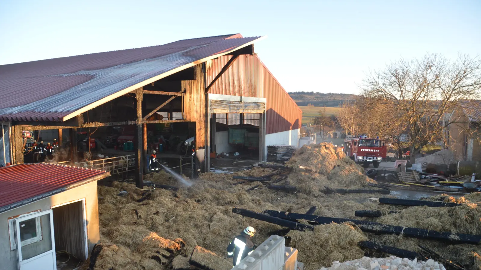 Vom Stroh vor der Scheune griffen die Flammen auf Giebel und Dach über.  (Foto: Peter Tippl)