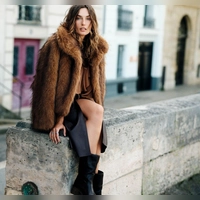 Eine angesagte Kombi: Kunstpelz und Leder. Hier zu sehen im Outfit aus der Herbst-/Winterkollektion 2026/2027 von ba&amp;sh (Jacke ca. 345 Euro, Rock ca. 395 Euro, Schuhe ca. 450 Euro). (Foto: ba&sh/dpa-tmn)
