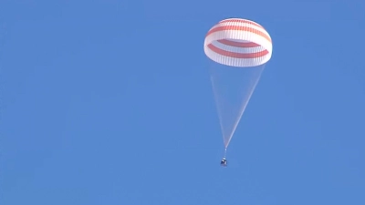Die unbemannte Raumkapsel Sojus MS-22 bei der Landung. (Foto: ---/Roscosmos State Space Corporation via AP/dpa)