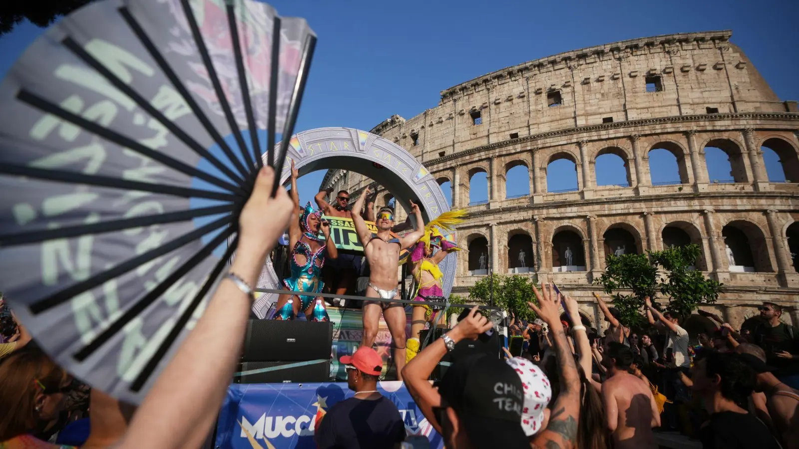 Die jährliche Demonstration ist eine Feier der LGBTQI+-Gemeinschaft und setzt sich für deren Rechte ein. (Foto: Alessandra Tarantino/AP/dpa)