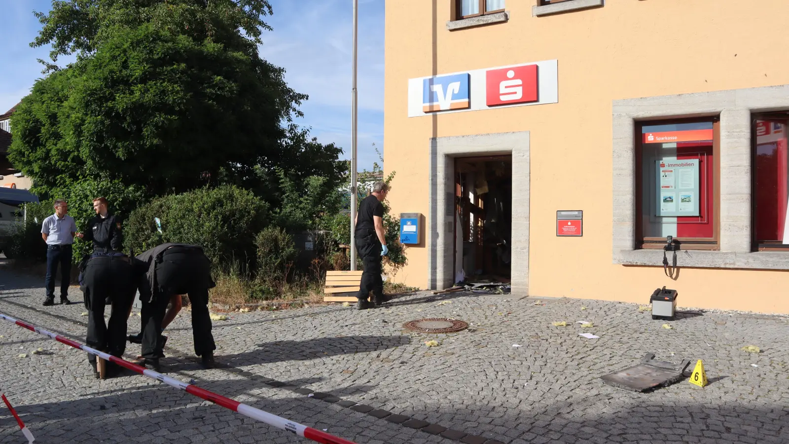 In der Filale des Geldinstituts in Colmberg detonierte in der Nacht zum Montag ein Automat. Am Vormittag danach war hier die Polizei in Aktion. (Foto: Gudrun Bayer)