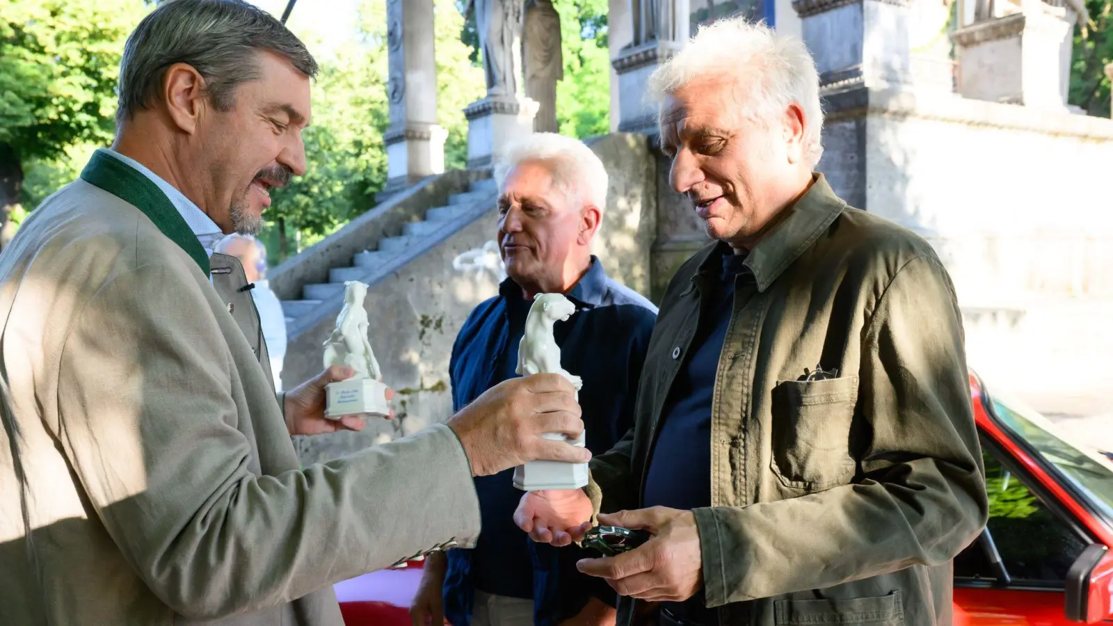 Bayerns Ministerpräsident Markus Söder überreicht Udo Wachtveitl und Miroslav Nemec den Preis. (Foto: Jörg Koch/Bayerische Staatskanzlei/dpa)