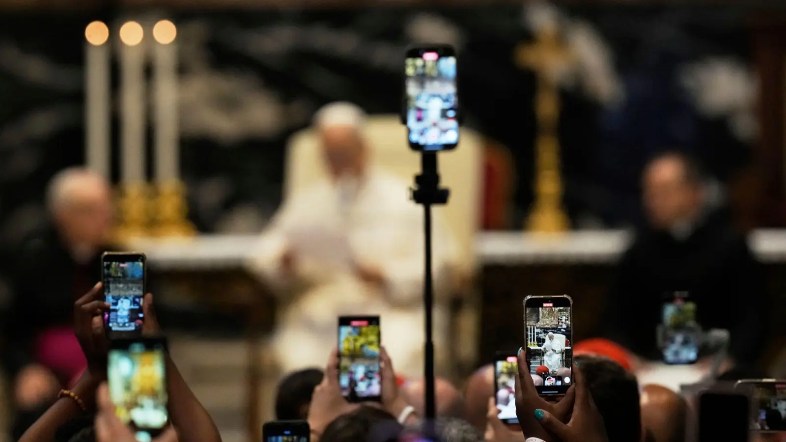 Es sind längst nicht mehr nur Rosenkränze: Die Kirche setzt nun auch auf Smartphones. (Archivbild) (Foto: Gregorio Borgia/AP/dpa)