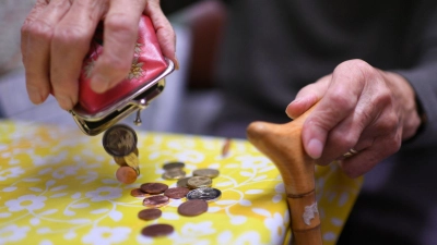 Rentenhaushalte haben in Deutschland weniger Einkommen zur Verfügung als andere Haushalte. (Foto: Felix Kästle/dpa)