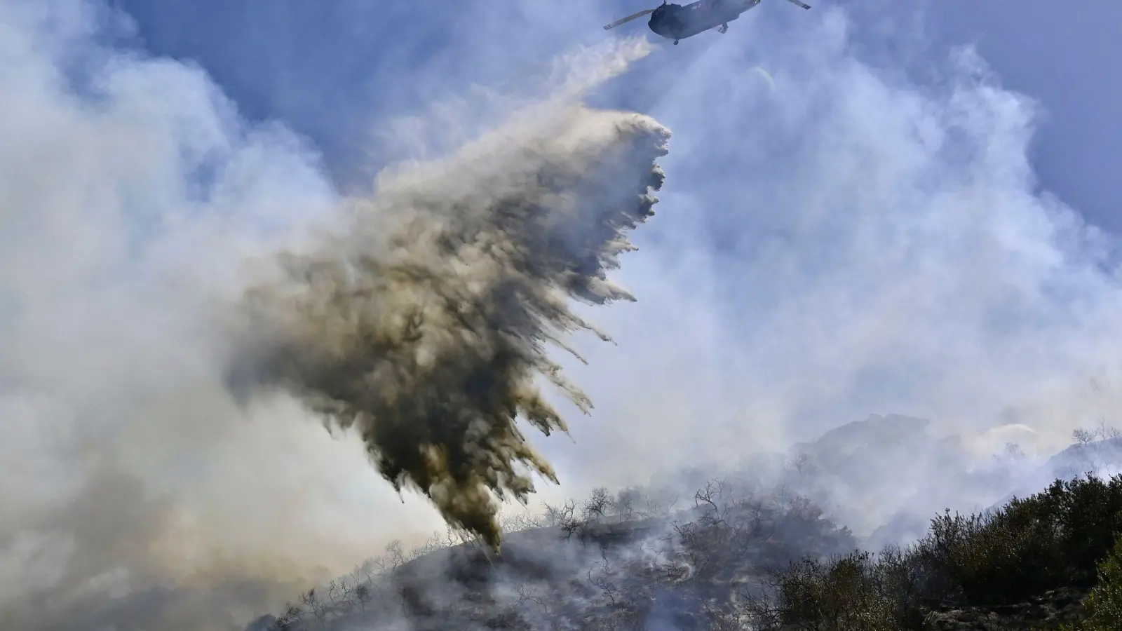 Ein Hubschrauber bekämpft Waldbrände in Kalifornien. (Foto: Jeff Gritchen/The Orange County Register/AP/dpa)