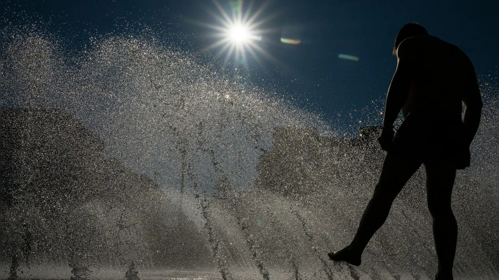 Der Sonnenschein macht Freude und lockt an den See.  (Foto: Peter Kneffel/dpa)