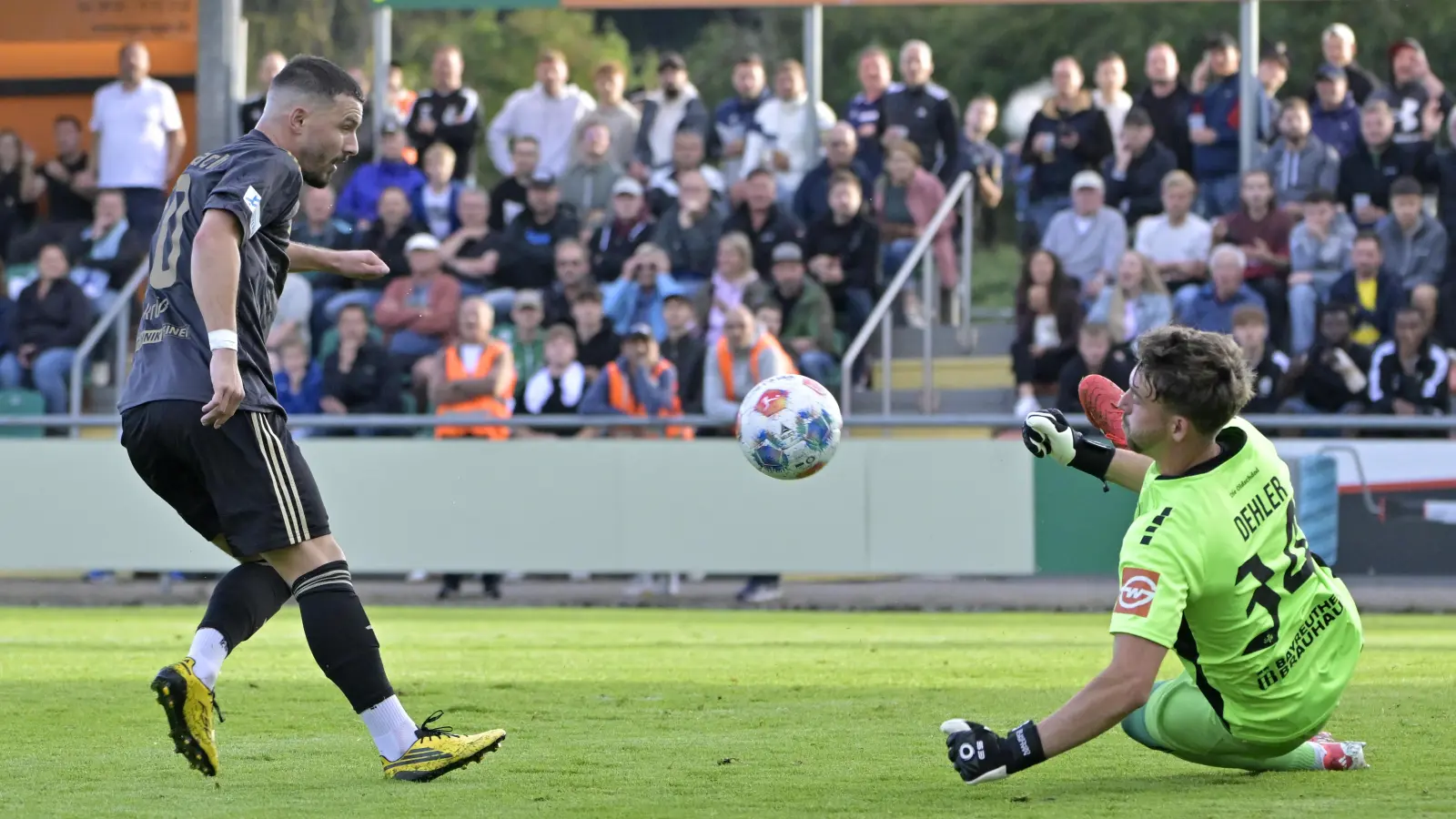 Patrick Kroiß (hier im Duell gegen den Bayreuther Torhüter Maurice Dehler) meldet sich nach seiner Verletzung für den Kader der SpVgg Ansbach zurück.  (Foto: Martin Rügner)