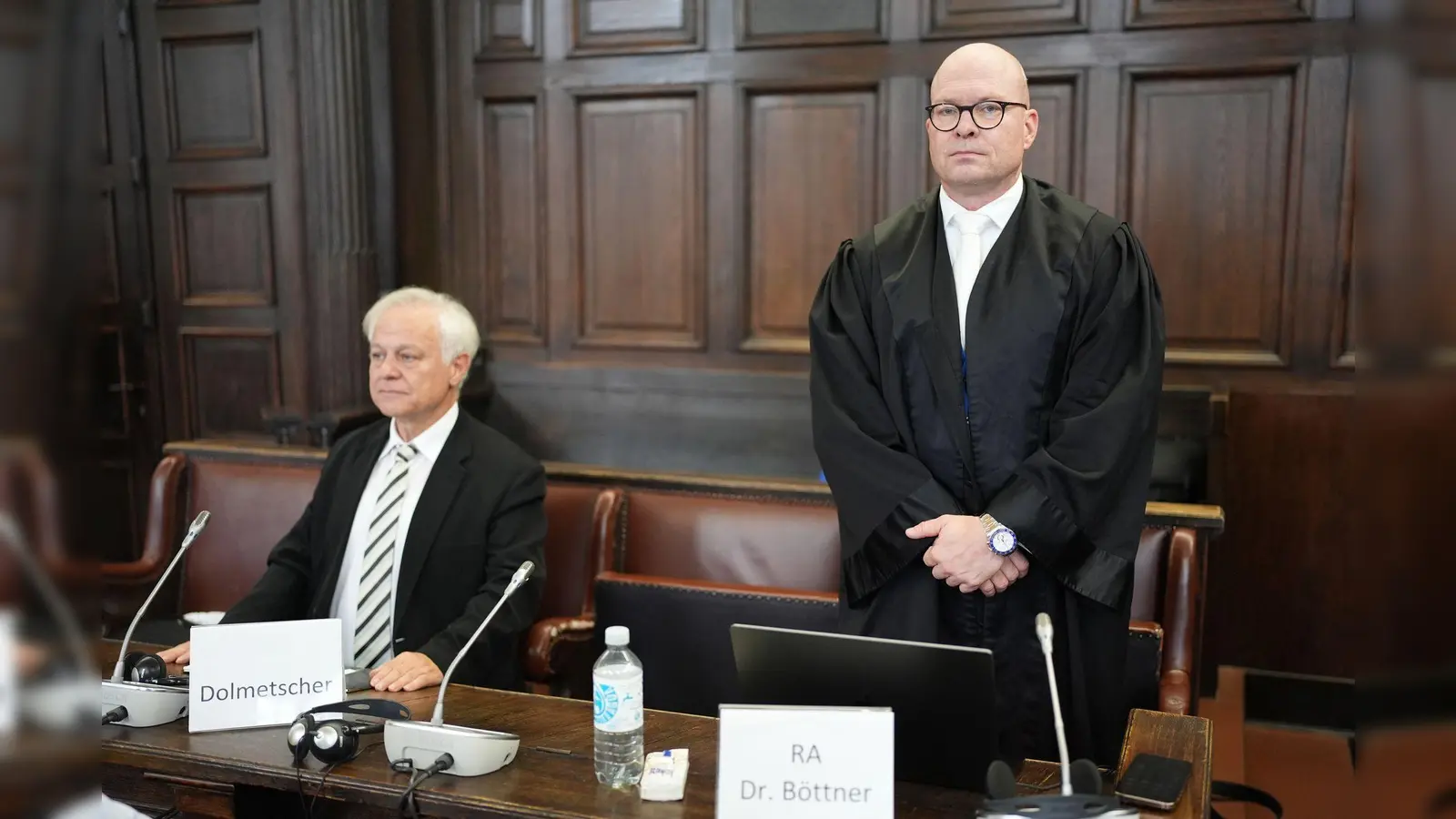 Sascha Böttner (r.) ist der Verteidiger des israelischen Angeklagten. (Foto: Marcus Brandt/dpa POOL)