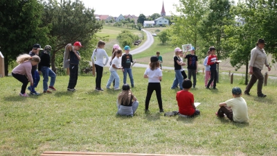 Die zweite Klasse der Grundschule Flachslanden weihte den sanierten Naturlehrpfad am Landschafts- oder Rossweiher ein. (Foto: Alexander Biernoth)