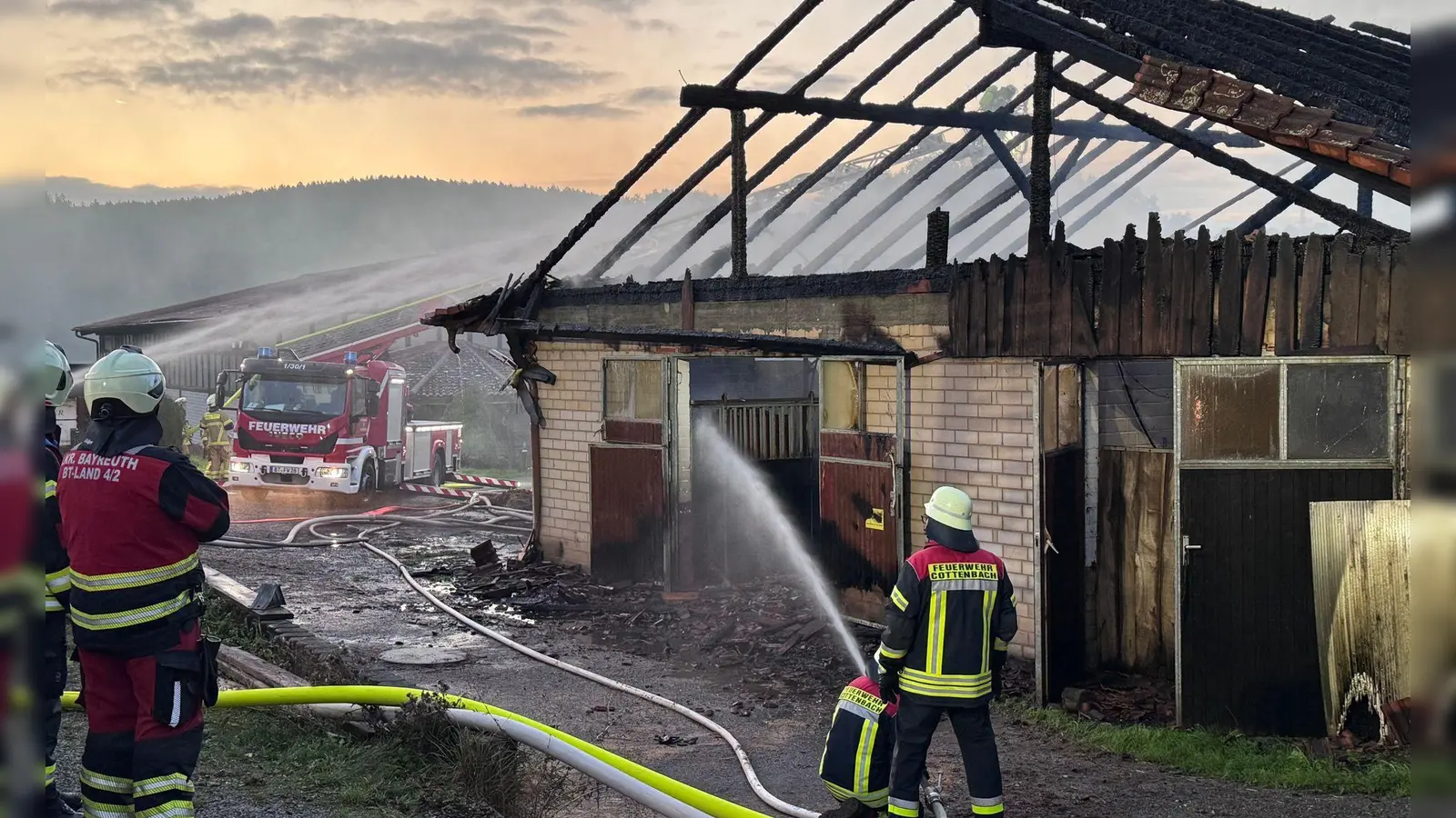 Rund 250 Einsatzkräfte waren vor Ort. (Foto: Stephan Fricke/News5/dpa)